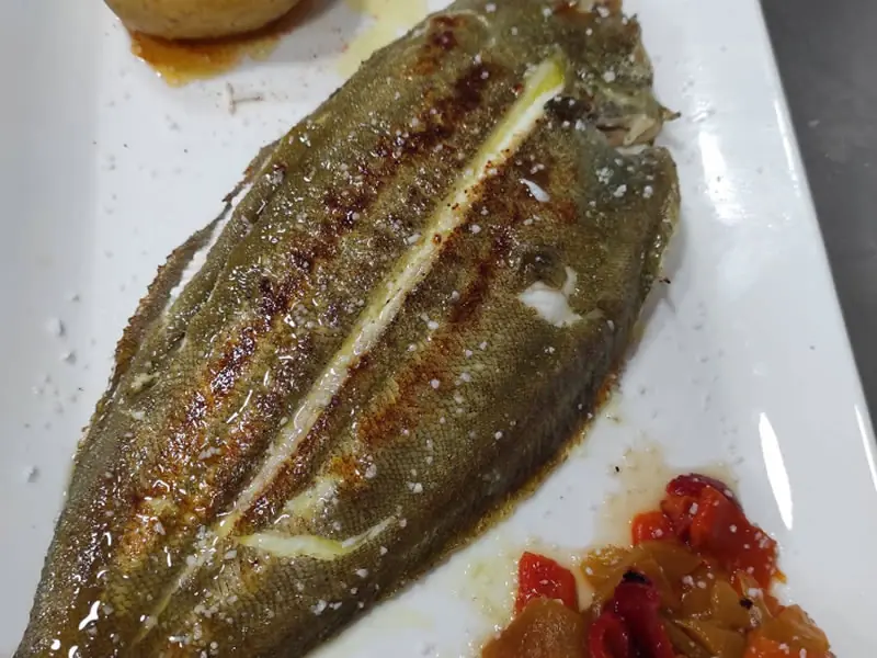 Pescado fresco del día en nuestro restaurante en Huelva